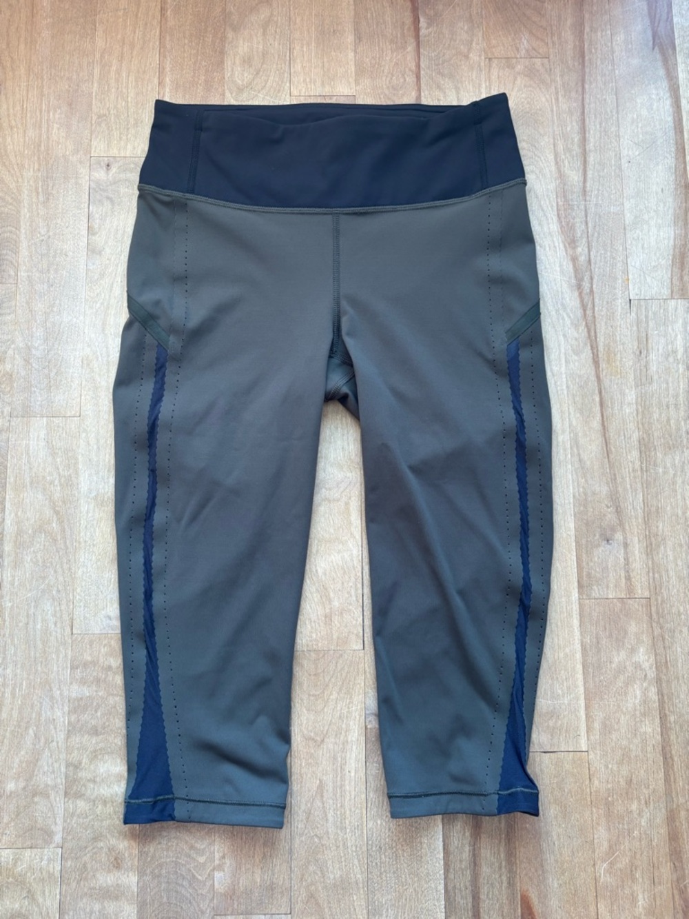 Lululemon athletica Olive Green & Black Cropped/ Capri Leggings - Picture 1 of 7